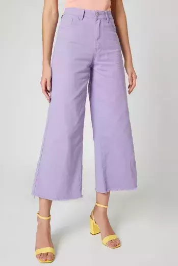 Džíny, tenisky, blejzr, triko: Čtyři kousky oblečení, které unosíte kamkoliv a v jakémkoli věku. Stačí zvolit ty správné 