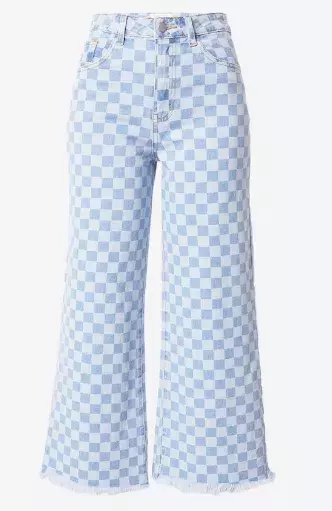 Džíny, tenisky, blejzr, triko: Čtyři kousky oblečení, které unosíte kamkoliv a v jakémkoli věku. Stačí zvolit ty správné 