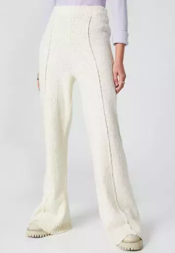 Bílé kalhoty a pruhované triko: Námořnická inspirace, která neomrzí. Zkuste ji také a stejně jako my si ji zcela jistě zamilujete