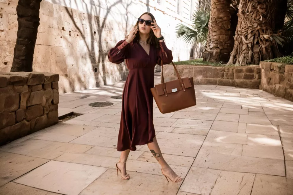 elegantní dáma v hnědém