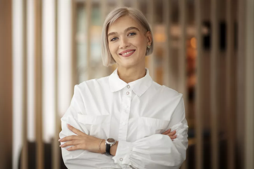 žena v elegantní blůze ve stylu sedmdesátek