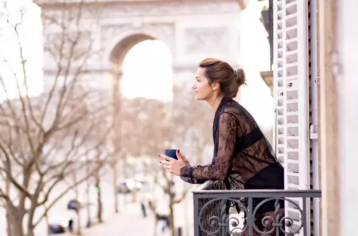 žena v krajkové halence