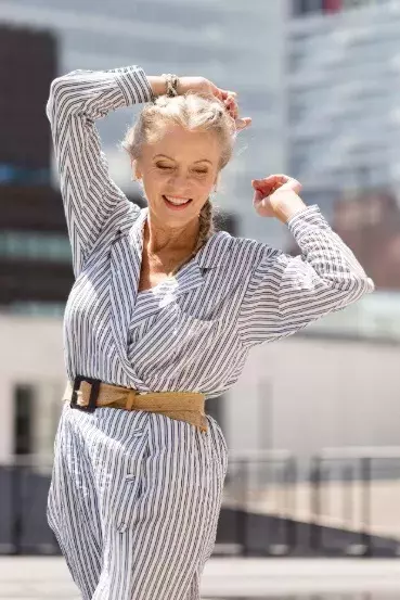 starší žena v pruhovaných šatech