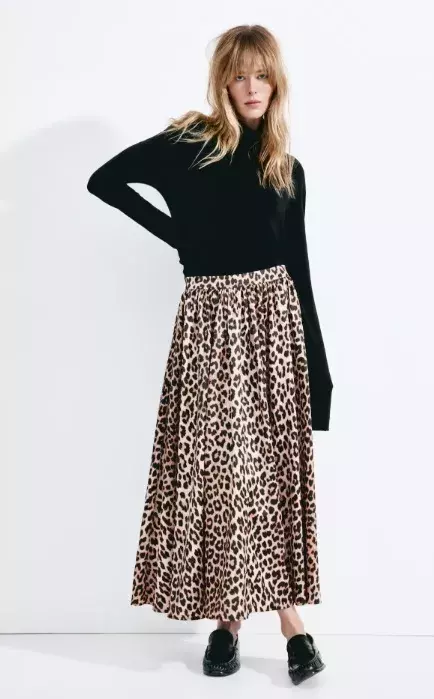 Rozšiřující se saténová sukně, H&M, 1 459 Kč