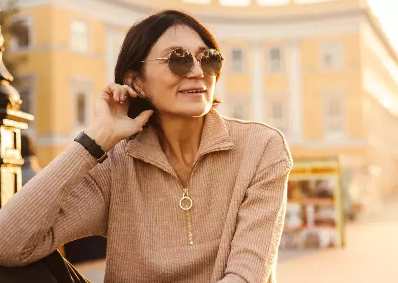 žena se stylovými brýlemi