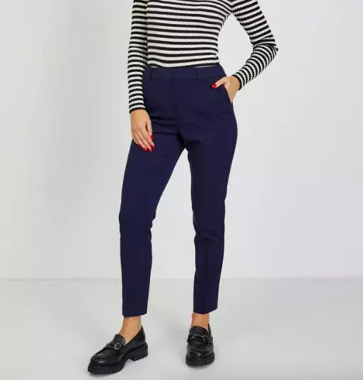 Cigaretové kalhoty z 80. let jsou zpět - tady je návod, jak je nosit po 50, abyste v nich omládla a ukázala postavu