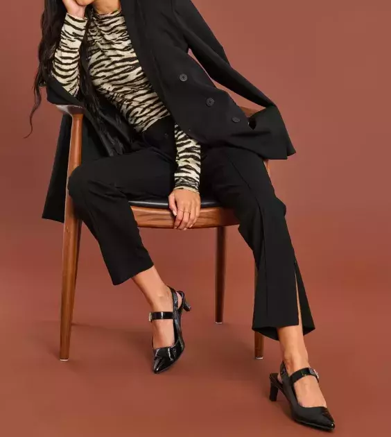 Cigaretové kalhoty z 80. let jsou zpět - tady je návod, jak je nosit po 50, abyste v nich omládla a ukázala postavu