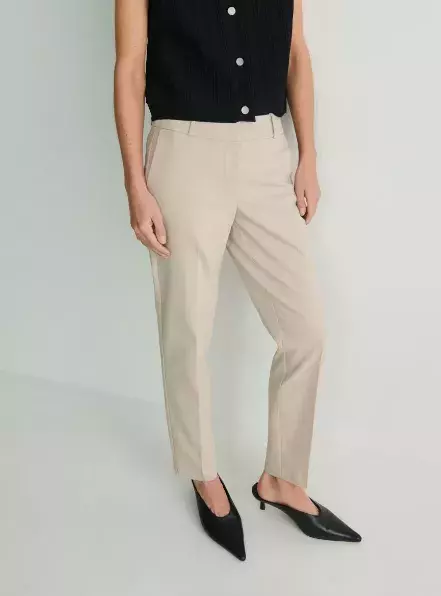 Cigaretové kalhoty z 80. let jsou zpět - tady je návod, jak je nosit po 50, abyste v nich omládla a ukázala postavu