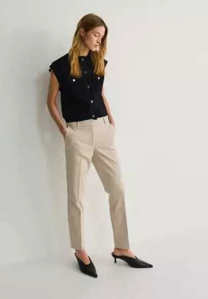 Cigaretové kalhoty z 80. let jsou zpět - tady je návod, jak je nosit po 50, abyste v nich omládla a ukázala postavu