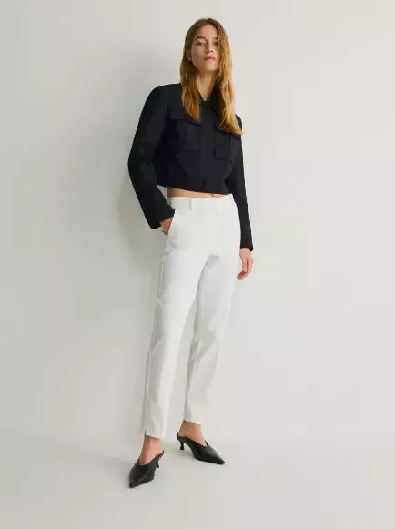 Cigaretové kalhoty z 80. let jsou zpět - tady je návod, jak je nosit po 50, abyste v nich omládla a ukázala postavu