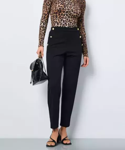 Cigaretové kalhoty z 80. let jsou zpět - tady je návod, jak je nosit po 50, abyste v nich omládla a ukázala postavu