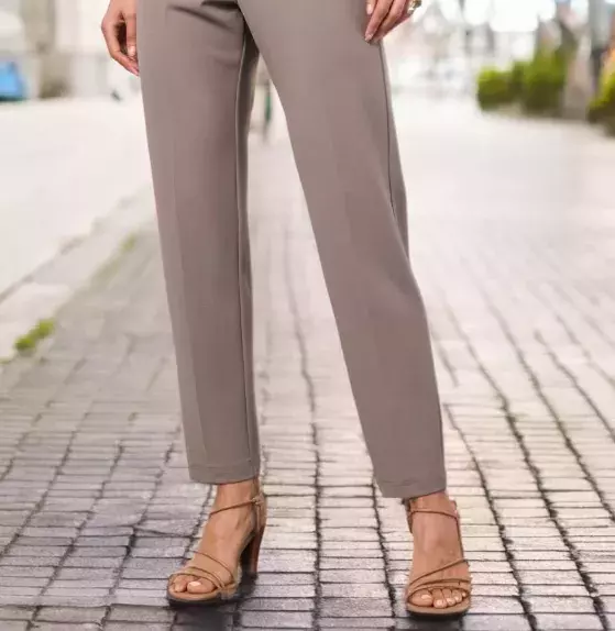 Cigaretové kalhoty z 80. let jsou zpět - tady je návod, jak je nosit po 50, abyste v nich omládla a ukázala postavu