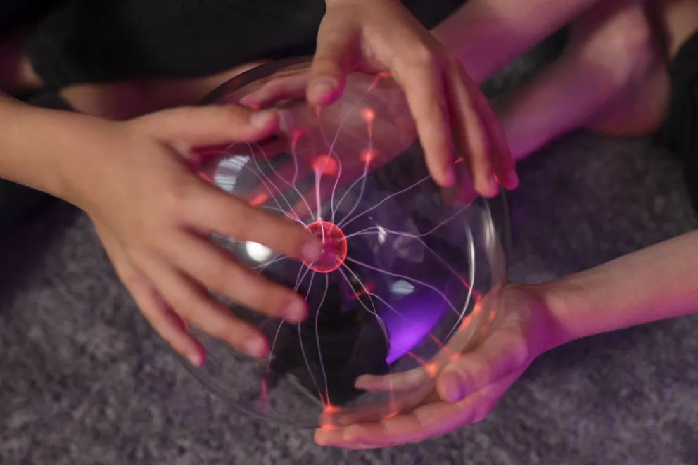 energetická koule a ruce