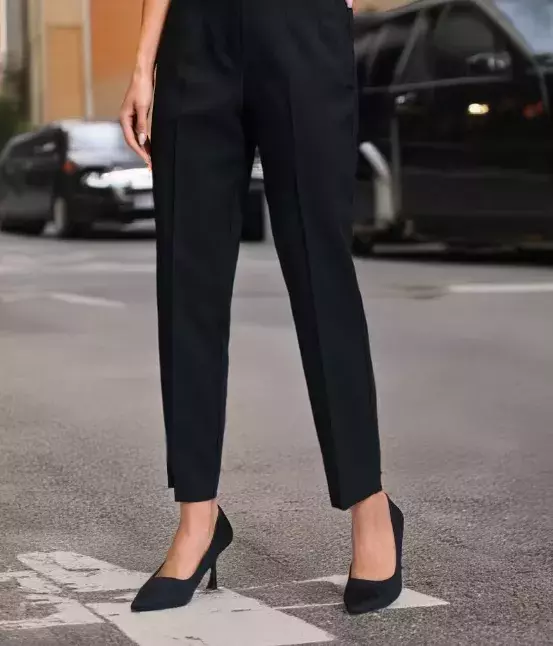 Cigaretové kalhoty z 80. let jsou zpět - tady je návod, jak je nosit po 50, abyste v nich omládla a ukázala postavu