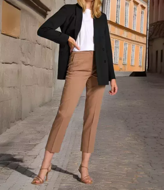 Cigaretové kalhoty z 80. let jsou zpět - tady je návod, jak je nosit po 50, abyste v nich omládla a ukázala postavu