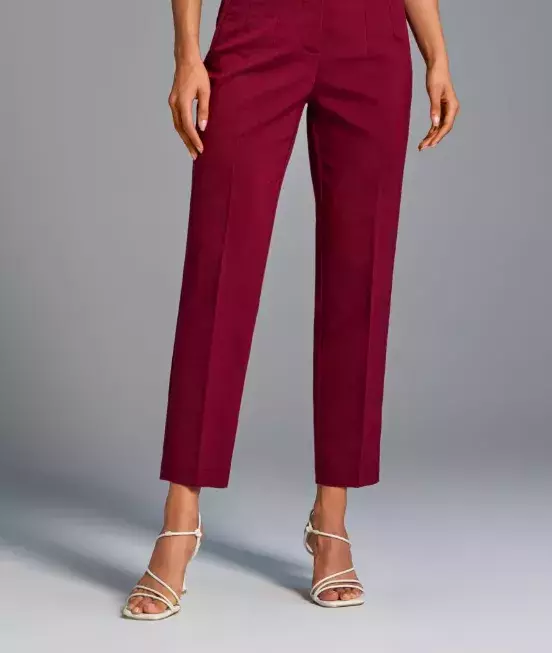 Cigaretové kalhoty z 80. let jsou zpět - tady je návod, jak je nosit po 50, abyste v nich omládla a ukázala postavu