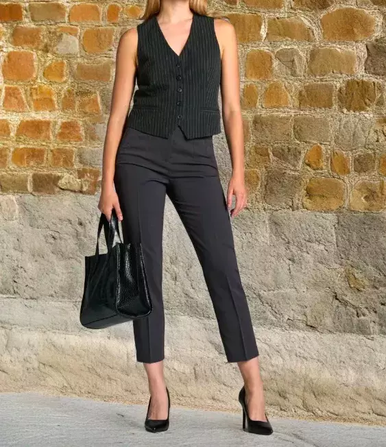 Cigaretové kalhoty z 80. let jsou zpět - tady je návod, jak je nosit po 50, abyste v nich omládla a ukázala postavu