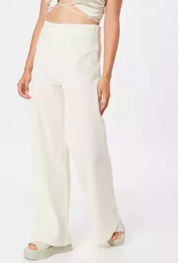 Bílé kalhoty a pruhované triko: Námořnická inspirace, která neomrzí. Zkuste ji také a stejně jako my si ji zcela jistě zamilujete