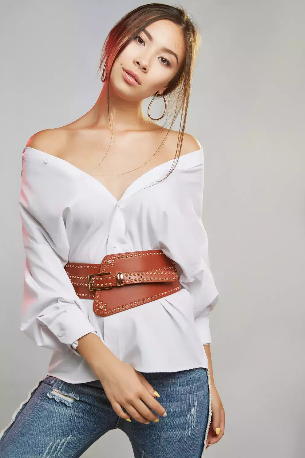 Široký opasek bílá košile