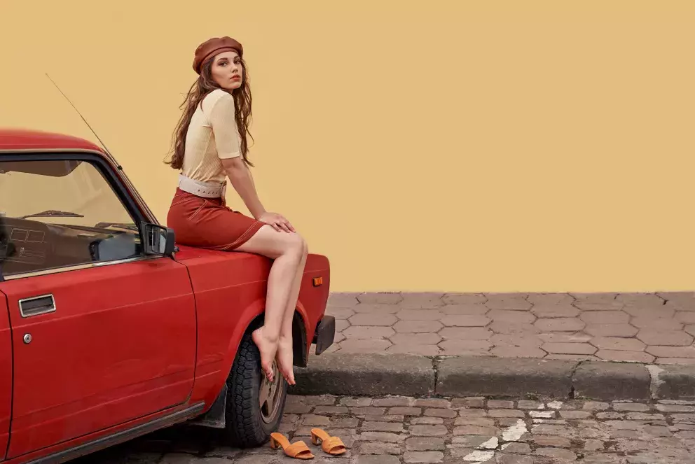 žena sedící na autě