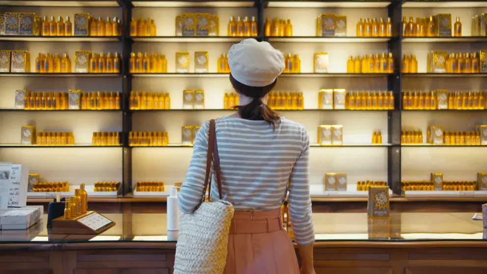 žena v námořnickém outfitu