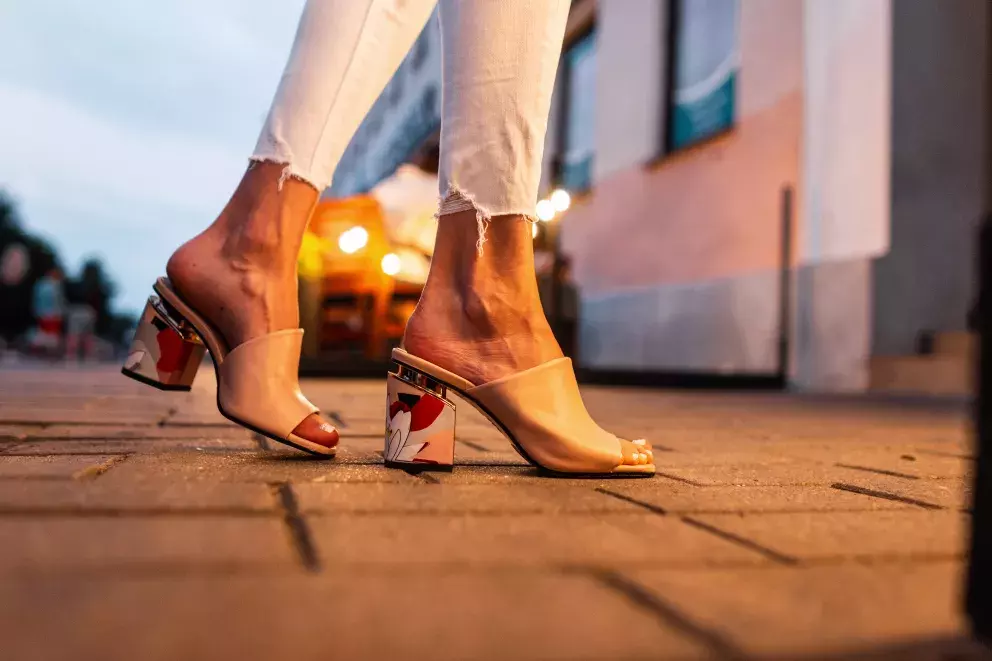 pantofle na podpatku