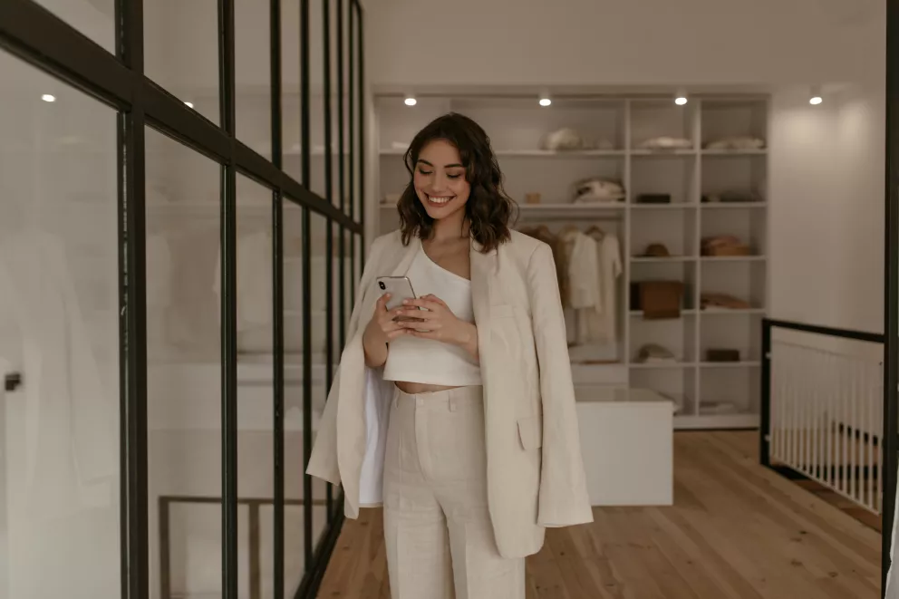 žena v lněných kalhotách