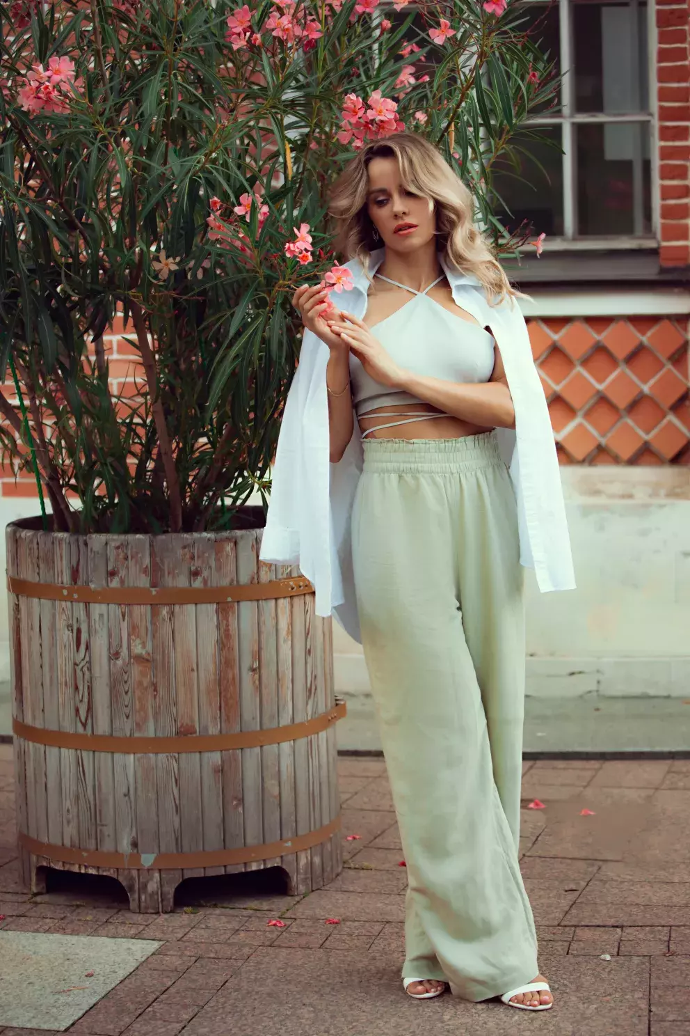 žena lněné kalhoty