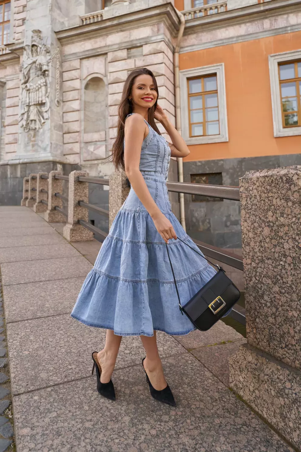 elegantní žena v denimových šatech