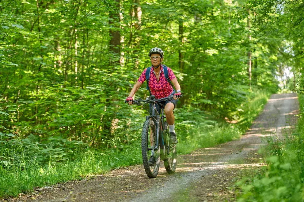 starší pár na elektrokolech