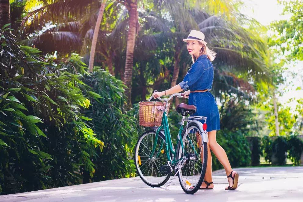 denimové šaty s opaskem