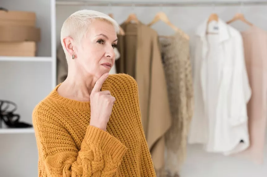 zamyšlená žena po 50