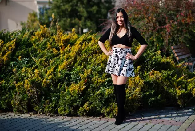 Módní faux pas, kterému by se měly ženy 50+ vyhnout na letní dovolené. Co si nebrat na sebe na pláži nebo při procházce městem