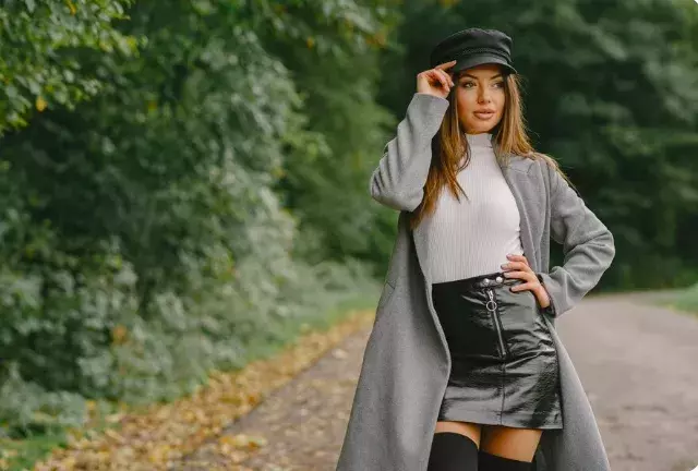 Módní faux pas, kterému by se měly ženy 50+ vyhnout na letní dovolené. Co si nebrat na sebe na pláži nebo při procházce městem