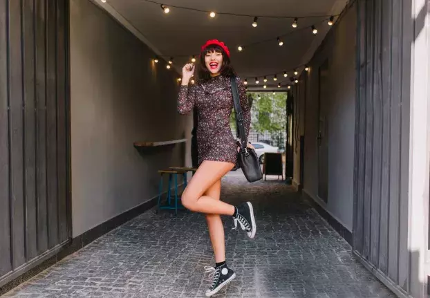 Módní faux pas, kterému by se měly ženy 50+ vyhnout na letní dovolené. Co si nebrat na sebe na pláži nebo při procházce městem