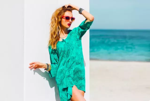 Módní faux pas, kterému by se měly ženy 50+ vyhnout na letní dovolené. Co si nebrat na sebe na pláži nebo při procházce městem