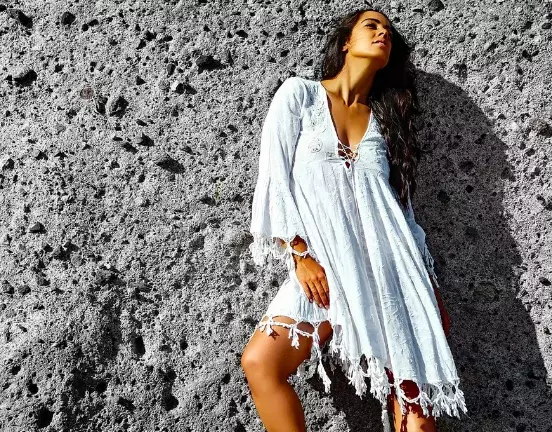 Módní faux pas, kterému by se měly ženy 50+ vyhnout na letní dovolené. Co si nebrat na sebe na pláži nebo při procházce městem