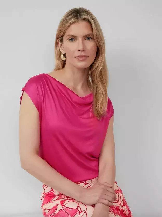 Tričko s výstřihem zvaným „voda“ 