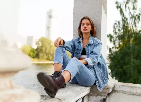 Celá v denimu: Nebojte se k džínám vzít i džínovou košili i džínovou bundu. Tento materiál vždy ubere roky, mohou si ho dovolit i šedesátnice