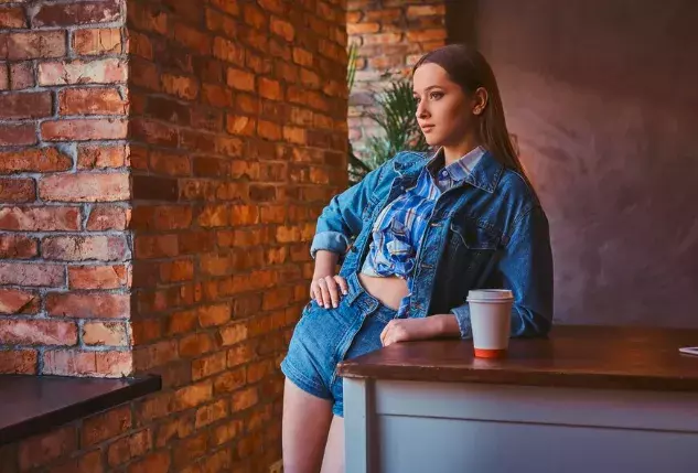 Celá v denimu: Nebojte se k džínám vzít i džínovou košili i džínovou bundu. Tento materiál vždy ubere roky, mohou si ho dovolit i šedesátnice