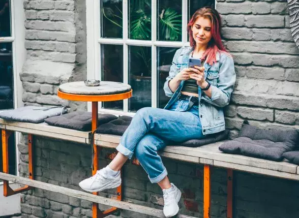 Celá v denimu: Nebojte se k džínám vzít i džínovou košili i džínovou bundu. Tento materiál vždy ubere roky, mohou si ho dovolit i šedesátnice