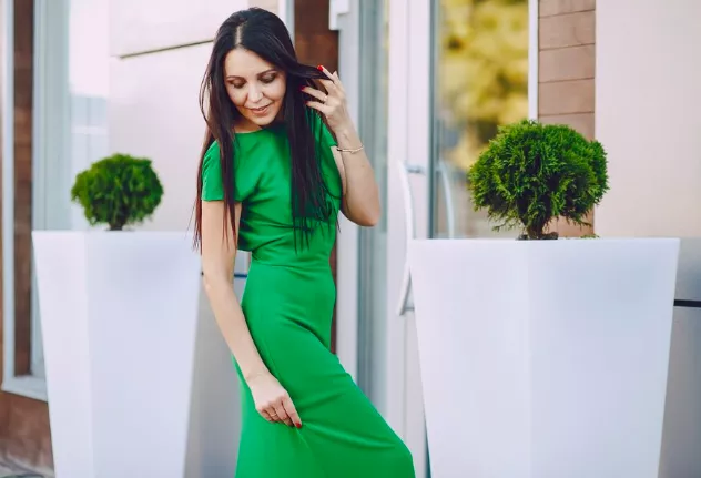 Tato kombinace barev je hitem léta – ale ne pro každého. Jak kombinovat trendy barvy s ohledem na věk a typ postavy