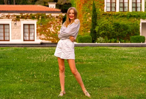 Znáte letní uniformu stylových Francouzek? Vyzkoušejte si vy skvěle sladěné košile, šortky a espadrilky. Léto není nuda