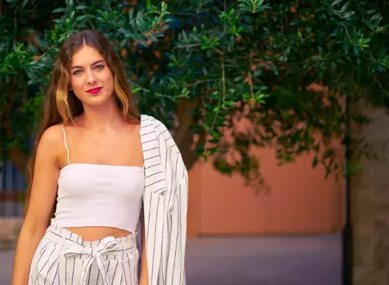 Tento letní trend je odvážný, ale za jistých pravidel sluší i po padesátce. Jak nosit odvážné letní trendy s elegancí a vkusem, poradí stylistka