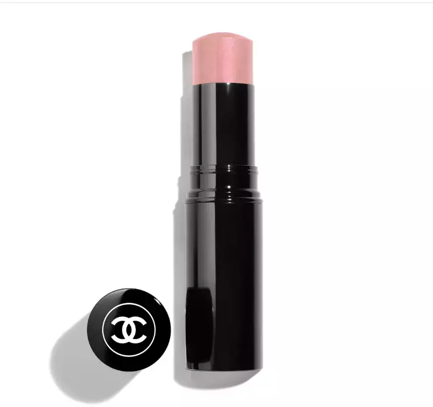 <p>Víceúčelová rozjasňující tyčinka, odstín Dragée, Chanel, 1200 Kč</p>
