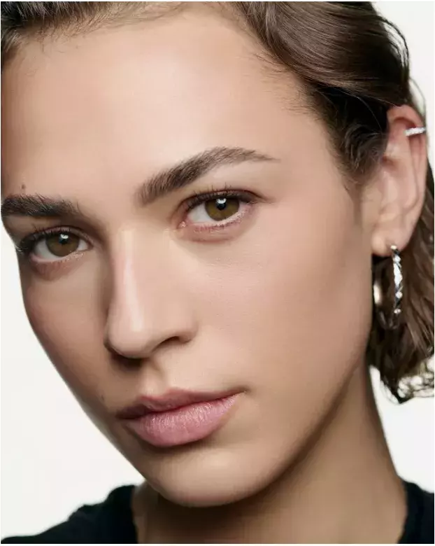 <p>Pro líčení opálené nebo tmavší pleti zvolte teplejší odstín tvářenky warm pink, kterou můžete nanést i na oční víčka.</p>
