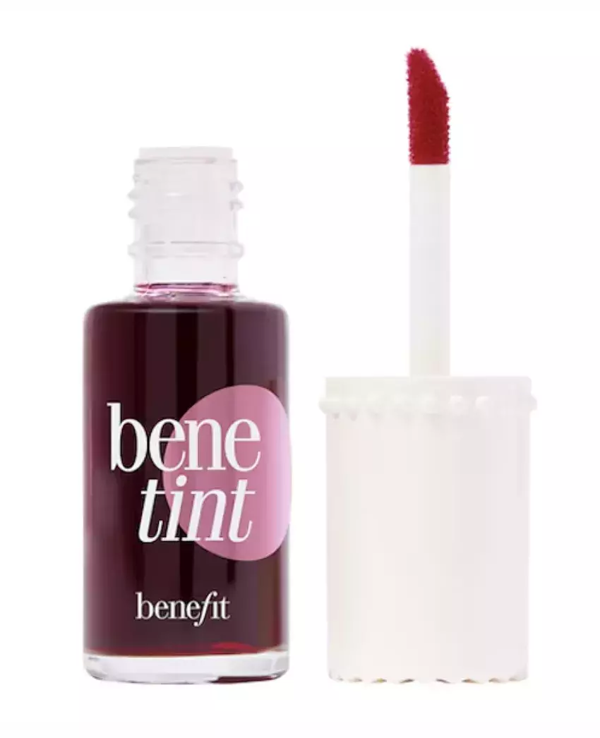 <p>Ikonický tint na tváře a rty Benetint, Benefit, 690 Kč (prodává například Sephora)</p>
