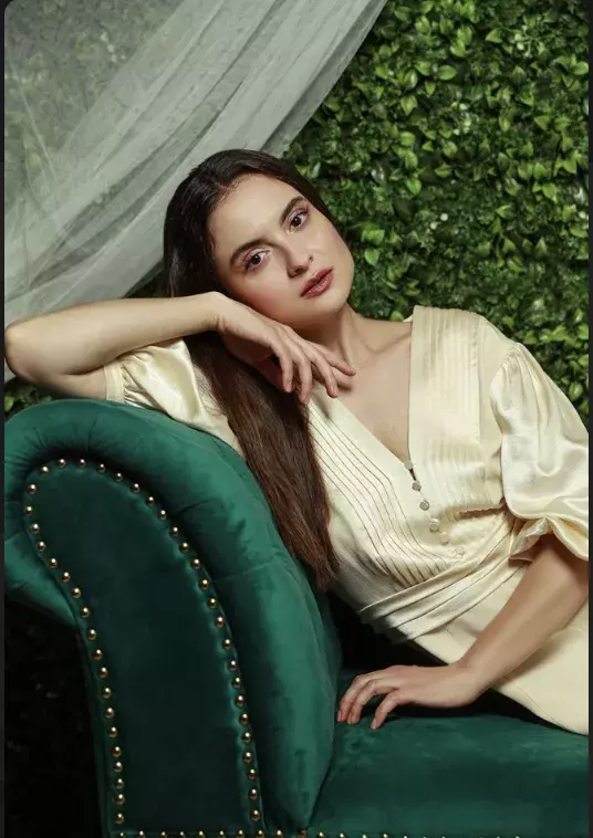 <p>K vytvoření tohoto jemného looku stačí líčidlo Julia 3v1 od Omorfia</p>
