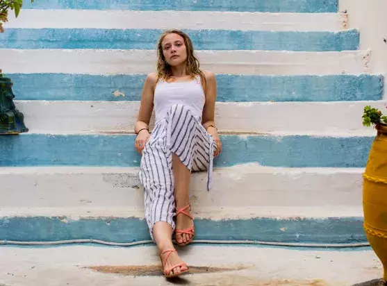 žena sedící na schodech