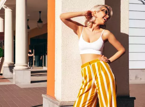 žena v pruhovaných kalhotech